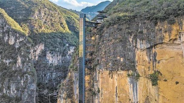 悬崖电梯贯通民生与旅游，云南尼珠河村振兴双引擎