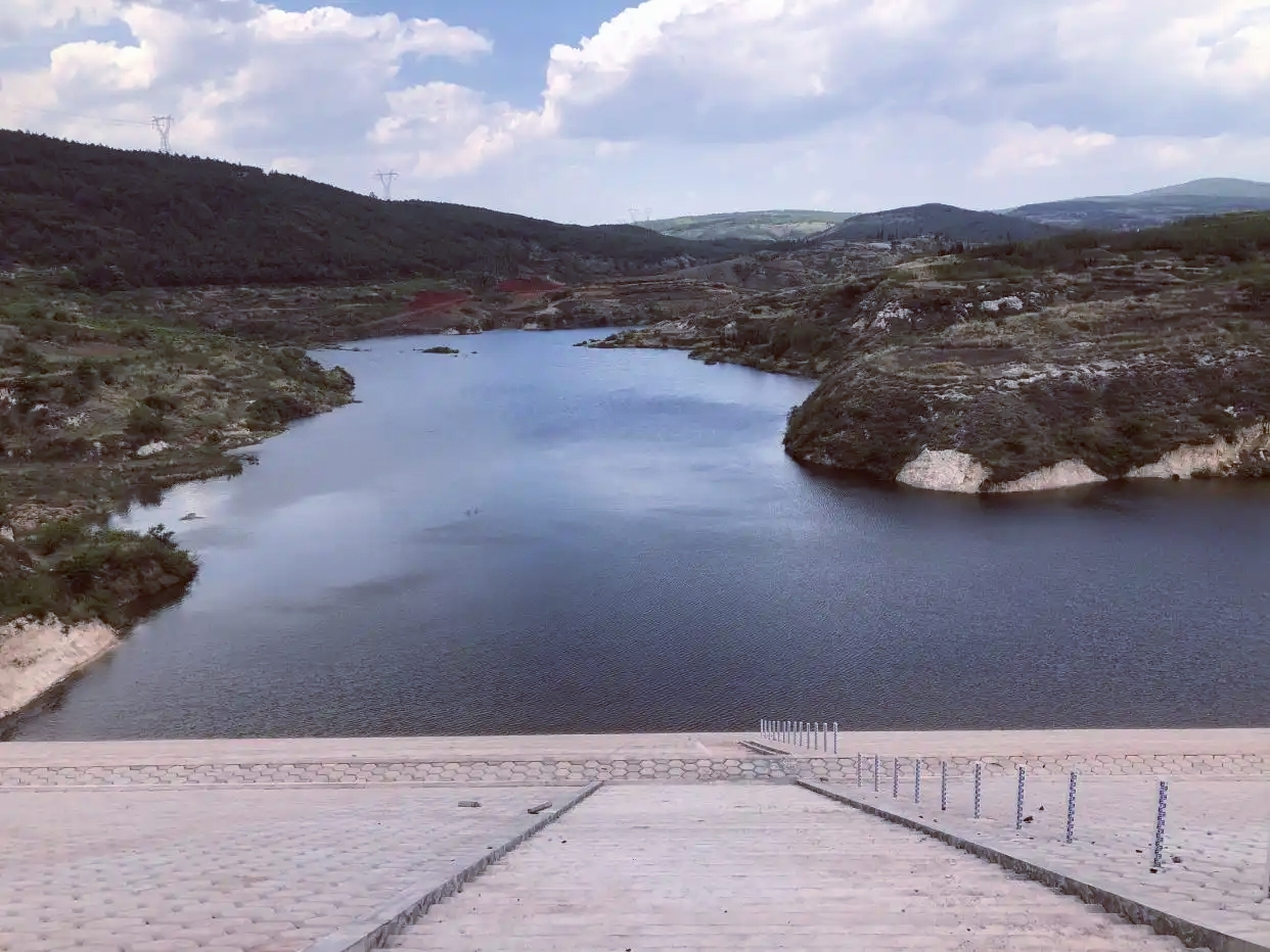 麒麟区茨营镇龙潭河水库：山水人文交织的瑰宝