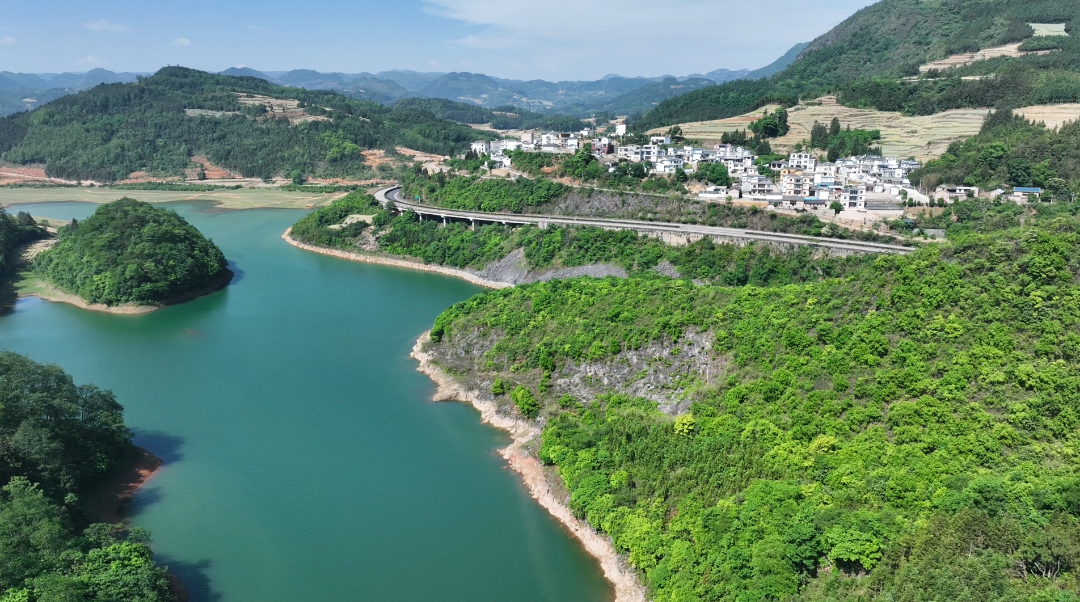 罗平湾子水库：湖光山色映千年 布依风情醉万家