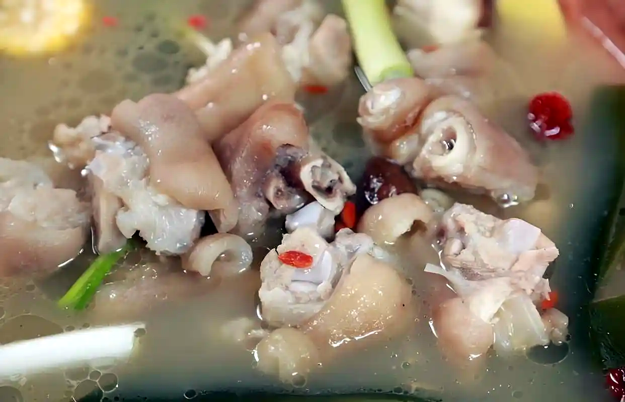 富源酸汤猪脚：一锅煮出滇东北的烟火与乡愁