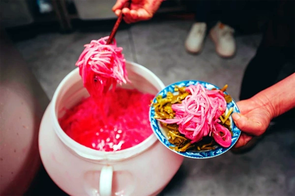 富源酸汤猪脚：滇东山坳里的酸香密码，一碗煮透人间烟火的烟火味